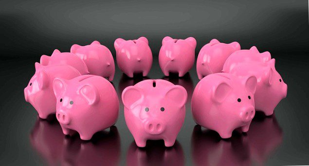 11 pink piggy banks, arranged in a circle: With the help of a smart debt restructuring, you can save a lot of money!